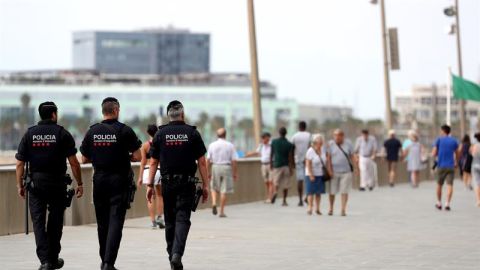 Tres Mossos d'Esquadra patrullan por el paseo mar&iacute;timo de Barcelona