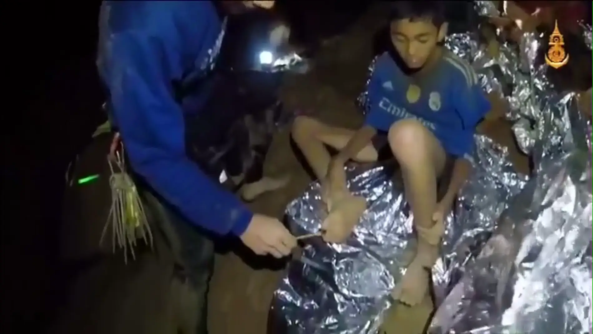Las imágenes del interior de la cueva donde están atrapados 12 niños en Tailandia: "Les hemos dado alimentos bajo la supervisión de un médico"