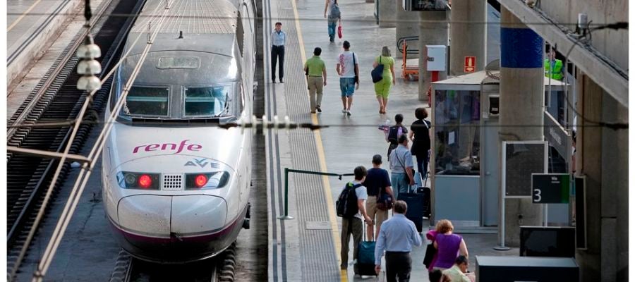 Un tren Ave de Renfe. Un tren Ave de Renfe.
