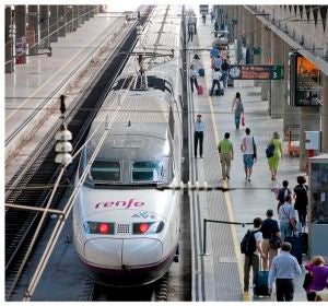 Un tren Ave de Renfe. Un tren Ave de Renfe.