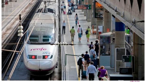 Un tren Ave de Renfe Un tren Ave de Renfe
