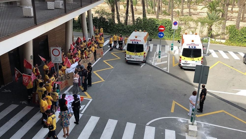 Trabajadores de las ambulancias de la Conselleria de Sanidad concentrados en el Hospital General de Elche