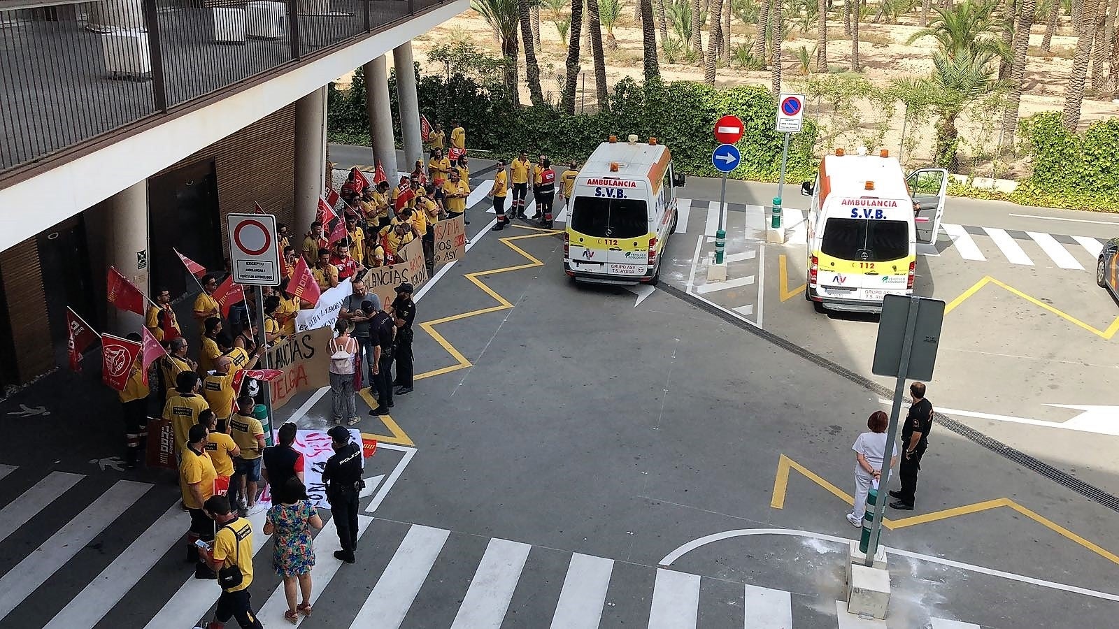 Trabajadores de las ambulancias de Sanidad se concentran en el Hospital General de Elche Trabajadores de las ambulancias de Sanidad se concentran en el Hospital General de Elche
