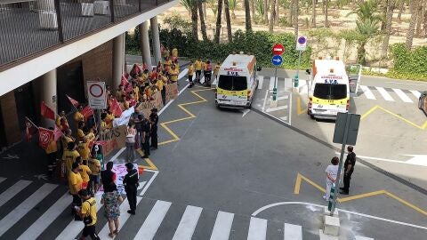 Trabajadores de las ambulancias de la Conselleria de Sanidad concentrados en el Hospital General de Elche