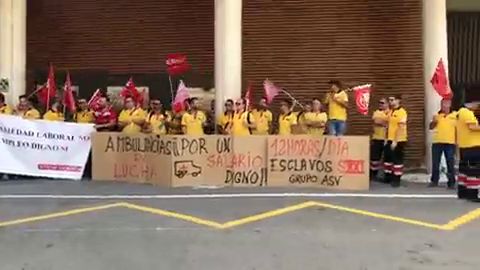 Los trabajadores de las ambulancias se concentran en el Hospital General de Elche