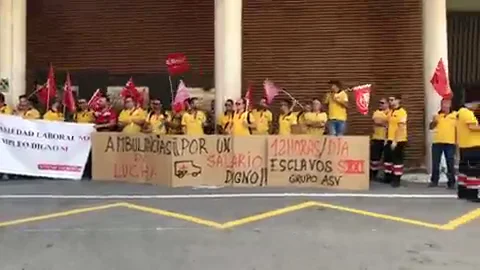 Los trabajadores de las ambulancias se concentran en el Hospital General de Elche Los trabajadores de las ambulancias se concentran en el Hospital General de Elche