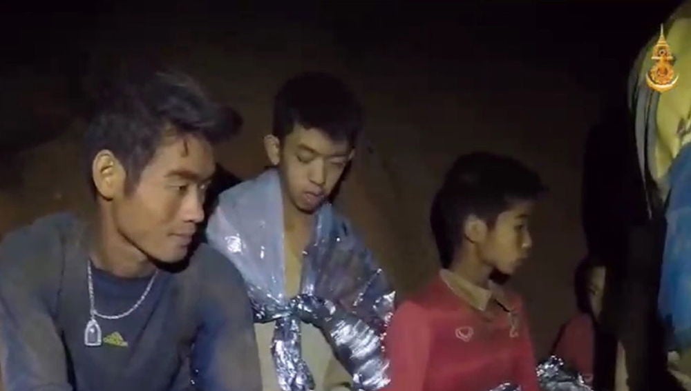 Algunos de los niños atrapados en la cueva