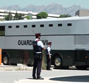 Junqueras, Romeva y 'los Jordis' llegan a la cárcel de Brians 2 desde donde serán trasladados a Lledoners Junqueras, Romeva y 'los Jordis' llegan a la cárcel de Brians 2 desde donde serán trasladados a Lledoners