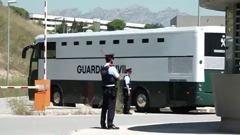 Junqueras, Romeva y 'los Jordis' llegan a la cárcel de Brians 2 desde donde serán trasladados a Lledoners Junqueras, Romeva y 'los Jordis' llegan a la cárcel de Brians 2 desde donde serán trasladados a Lledoners