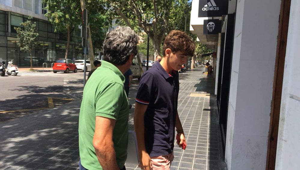 Gonzalo Villar, acompañado por su padre, entrando a las oficinas del Valencia CF.