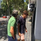 Gonzalo Villar, acompañado por su padre, entrando a las oficinas del Valencia CF.