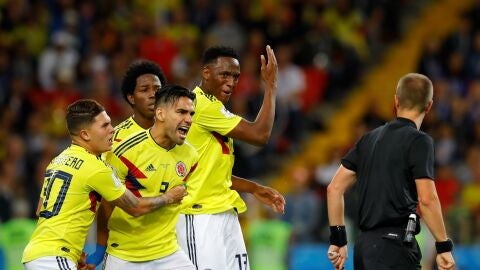 Los compa&ntilde;eros de Falcao le contienen ante sus cr&iacute;ticas al colegiado