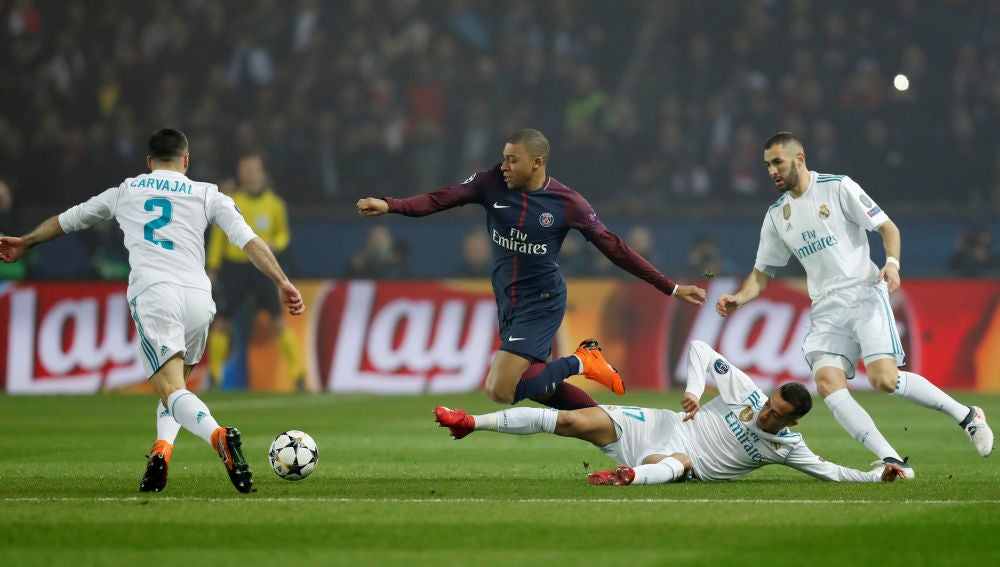 Mbappé regatea a varios jugadores del Real Madrid