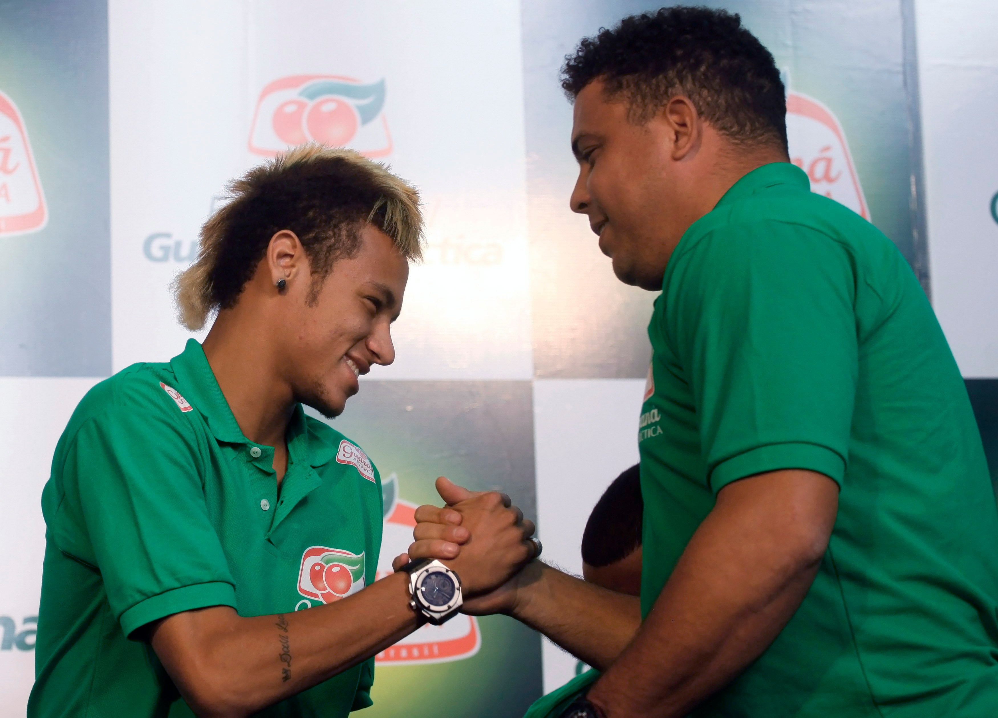 Ronaldo defiende a Neymar: "La crítica es una tontería, los árbitros no le protegen lo suficiente" Ronaldo defiende a Neymar: "La crítica es una tontería, los árbitros no le protegen lo suficiente"