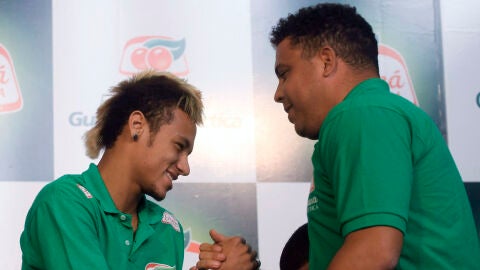 Neymar y Ronaldo se saludan durante un acto en 2011