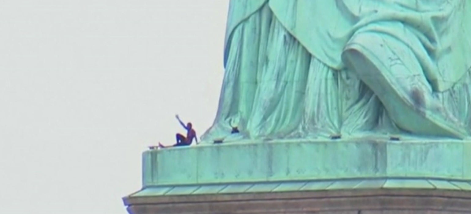 Desalojan el recinto de la Estatua de la Libertad por una mujer que escaló hasta el pedestal Desalojan el recinto de la Estatua de la Libertad por una mujer que escaló hasta el pedestal