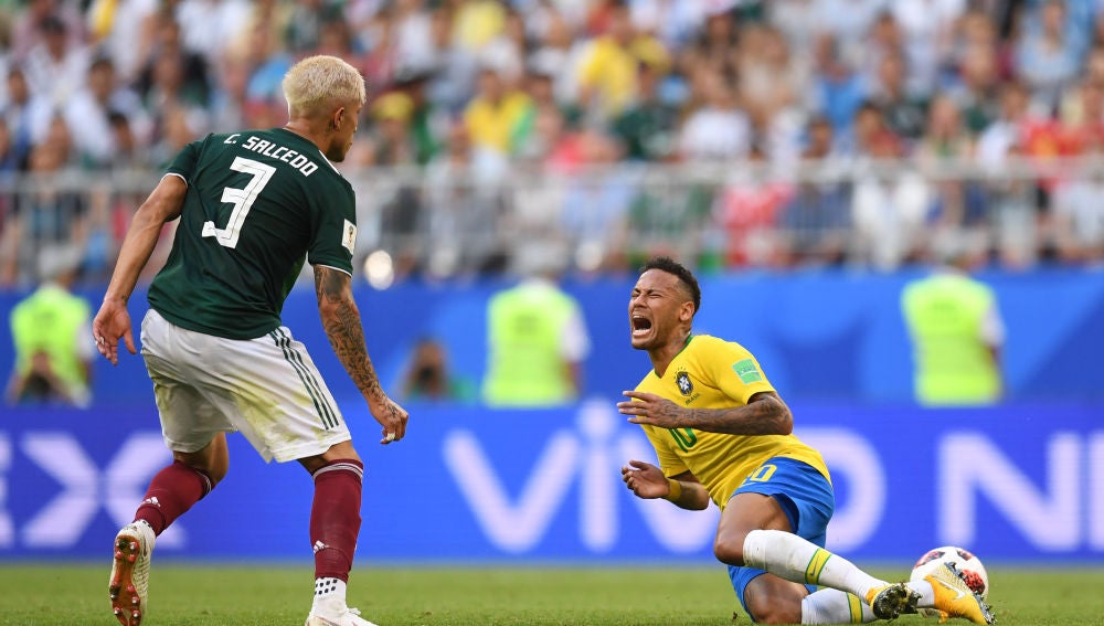 Neymar se duele tras recibir la falta de un rival