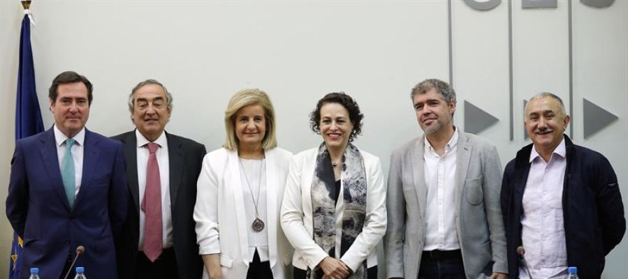 Magdalena Valerio y Fátima Báñez con los presidentes de CEOE, Cepyme y los líderes de UGT y CCOO Magdalena Valerio y Fátima Báñez con los presidentes de CEOE, Cepyme y los líderes de UGT y CCOO