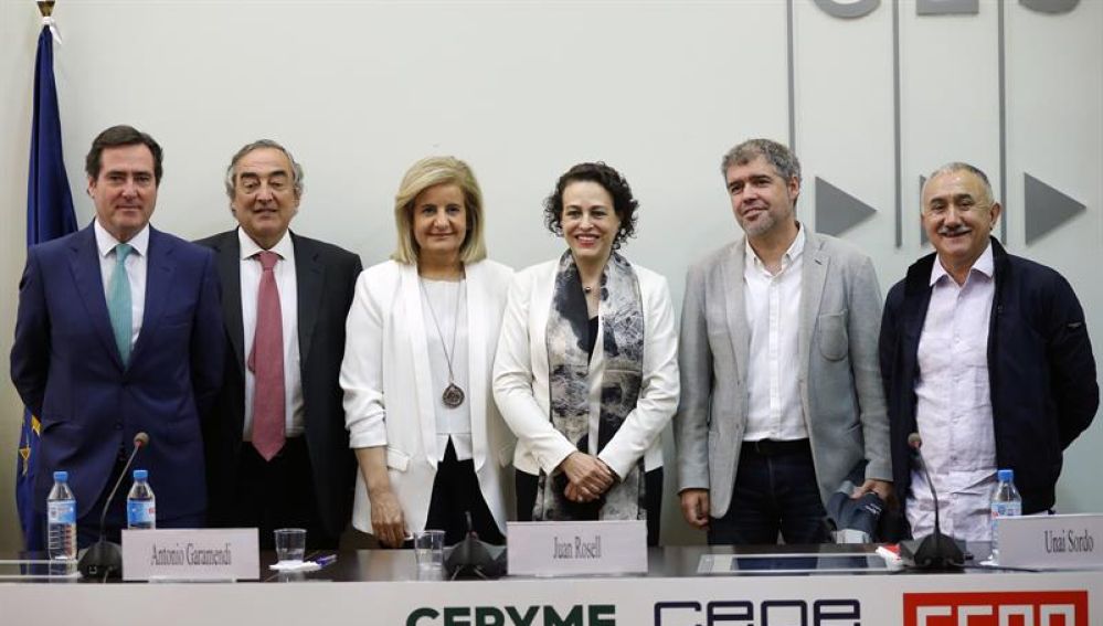 Magdalena Valerio y Fátima Báñez con los presidentes de CEOE, Cepyme y los líderes de UGT y CCOO