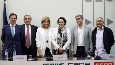 Magdalena Valerio y F&aacute;tima B&aacute;&ntilde;ez con los presidentes de CEOE, Cepyme y los l&iacute;deres de UGT y CCOO