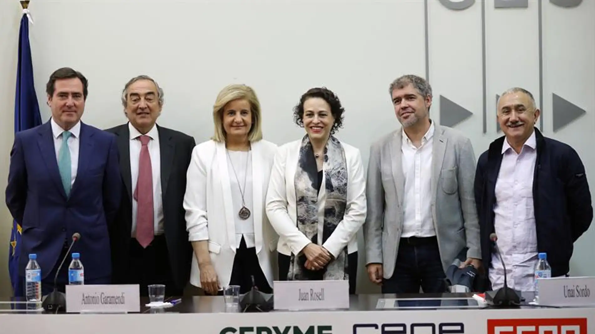 Magdalena Valerio y Fátima Báñez con los presidentes de CEOE, Cepyme y los líderes de UGT y CCOO