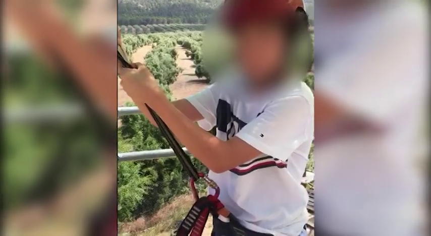 Un monitor asusta a un niño antes de tirarse por una tirolina: "Han caído un montón de niños, pero no todos se han muerto" Un monitor asusta a un niño antes de tirarse por una tirolina: "Han caído un montón de niños, pero no todos se han muerto"