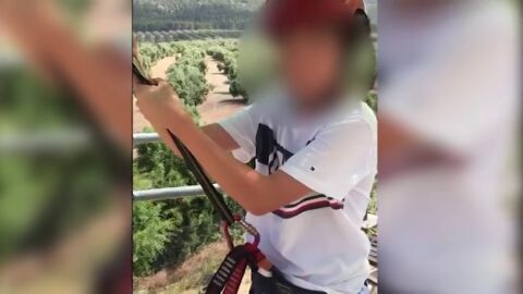 Un monitor atemoriza a un ni&ntilde;o antes de lanzarse en tirolina