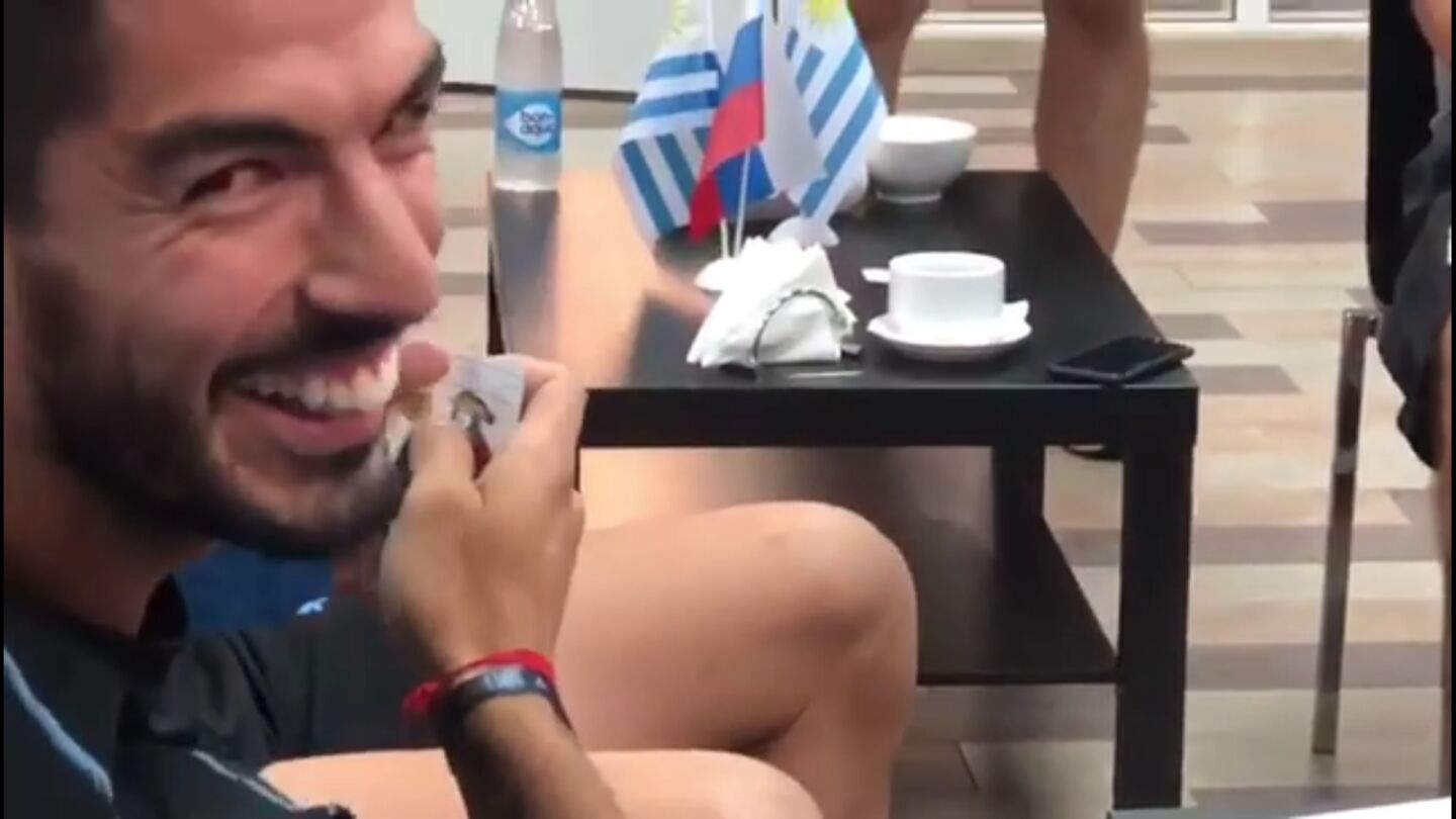 Luis Su&aacute;rez se divierte en la concentraci&oacute;n de Uruguay