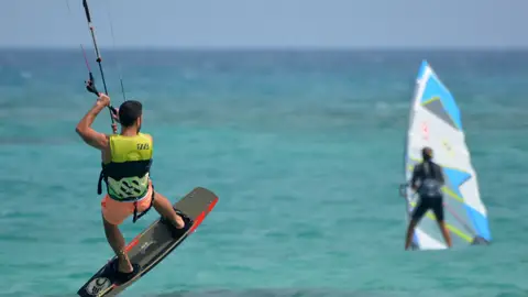 Kitesurf, Che Sale, Kenia Destinos perfectos para practicar deportes acuáticos