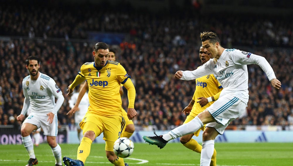 Cristiano Ronaldo dispara a puerta en un partido contra la Juventus