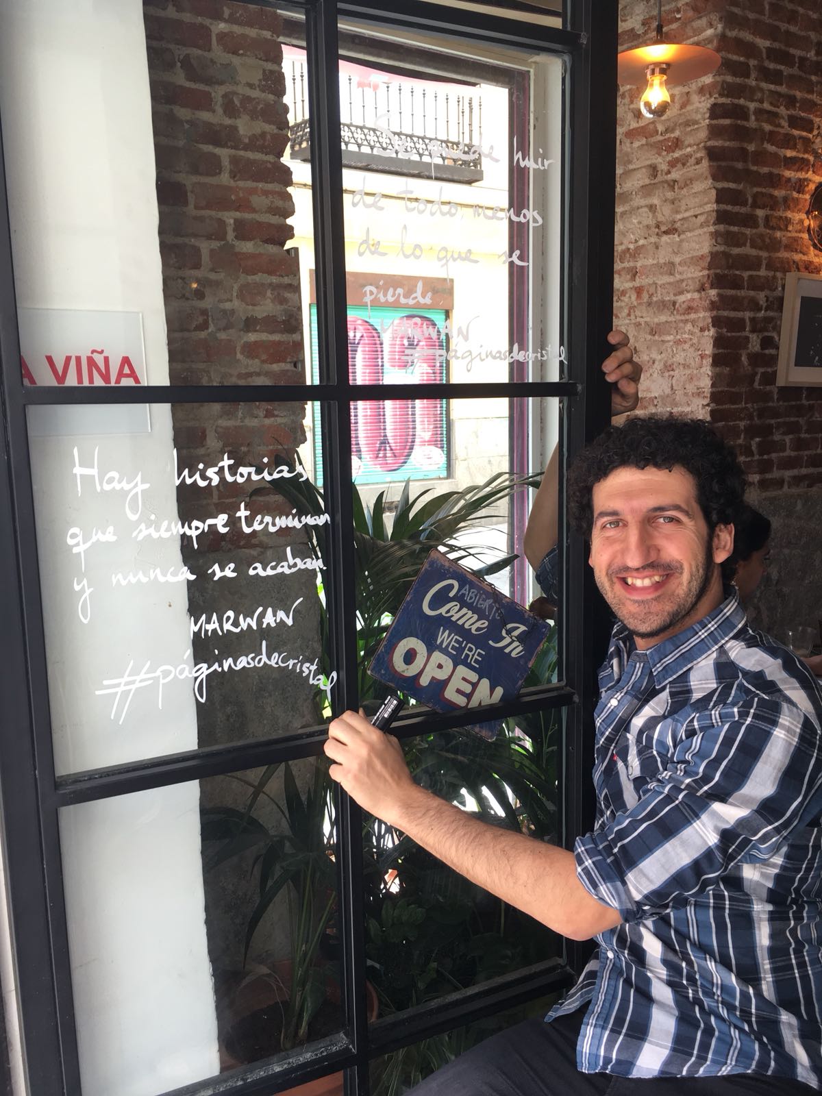 Marwan llena Madrid de versos para sacar la poesía a las calles Marwan llena Madrid de versos para sacar la poesía a las calles