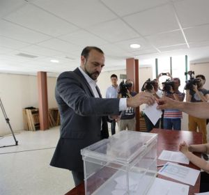Elio Cabanes votando en las primarias del PP Elio Cabanes votando en las primarias del PP