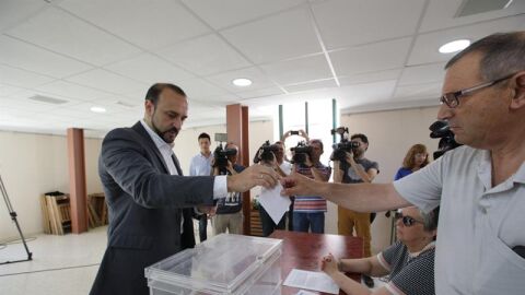 Elio Cabanes votando en las primarias del PP