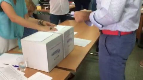 As&iacute; es el proceso de votaci&oacute;n para elegir al PP: dos urnas y dos papeletas