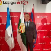 El presidente del Elche CF, Diego García, posa junto a la bandera del Club que vuelve a ondear en la sede de La Liga.