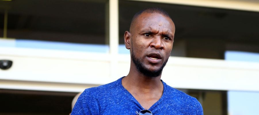 Abidal en el aeropuerto Abidal en el aeropuerto