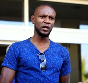 Abidal en el aeropuerto Abidal en el aeropuerto