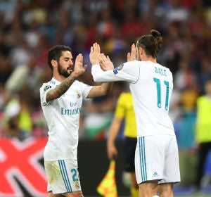 Isco se marcha del terreno de juego y entra Bale Isco se marcha del terreno de juego y entra Bale