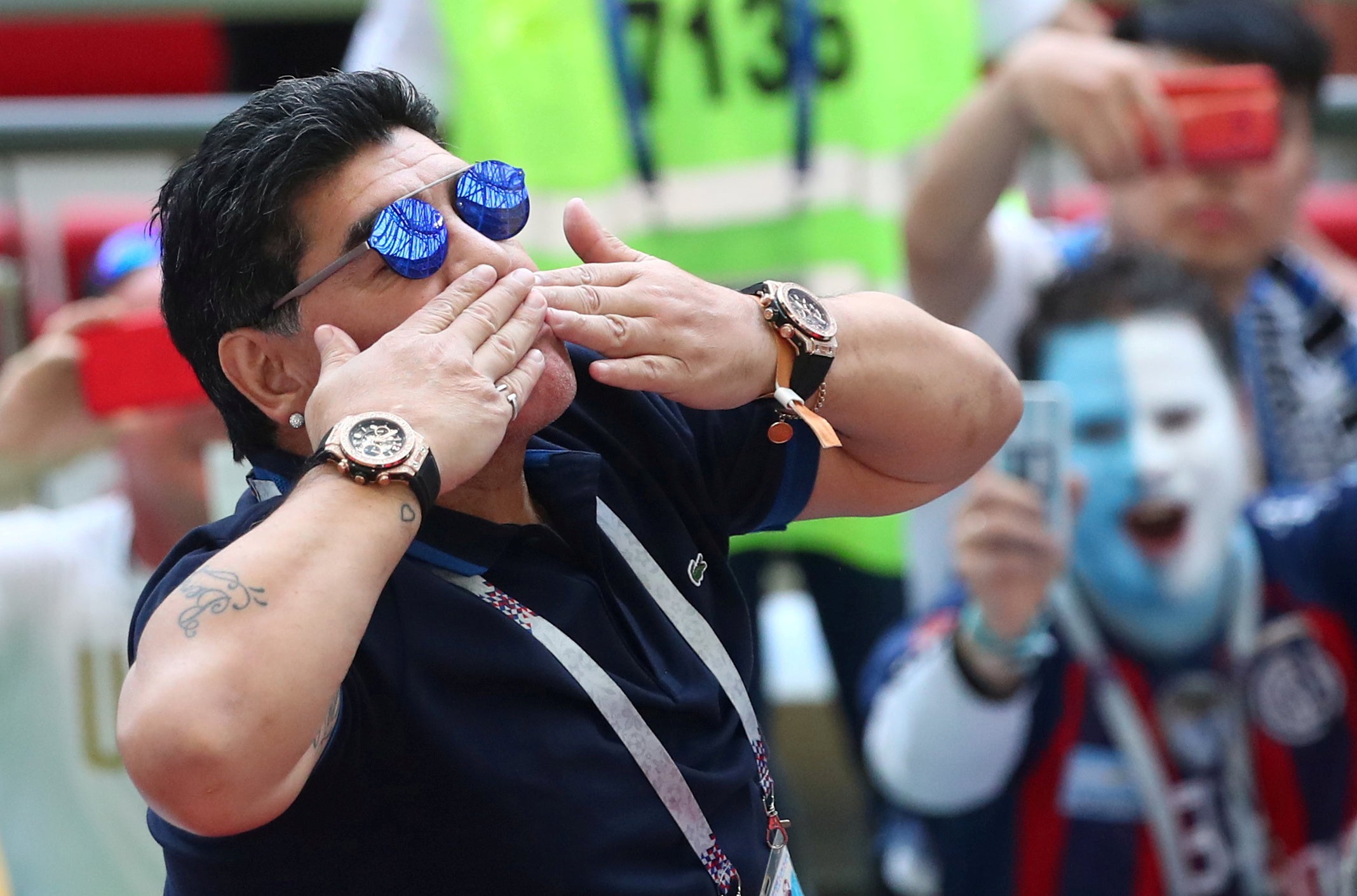 Maradona pide perdón a la FIFA tras sus críticas al arbitraje del Colombia - Inglaterra Maradona pide perdón a la FIFA tras sus críticas al arbitraje del Colombia - Inglaterra