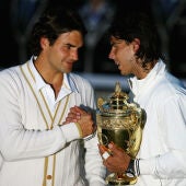 Federer felicita a Nadal tras su victoria en Wimbledon 2008