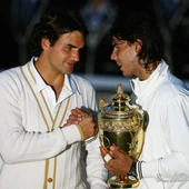 Federer felicita a Nadal tras su victoria en Wimbledon 2008 Federer felicita a Nadal tras su victoria en Wimbledon 2008