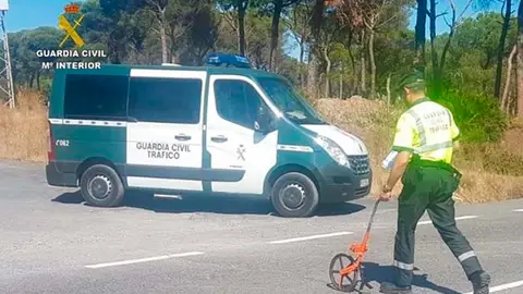 La Guardia Civil en el lugar donde el hombre cambió la línea continua para acceder a la gasolinera La Guardia Civil en el lugar donde el hombre cambió la línea continua para acceder a la gasolinera