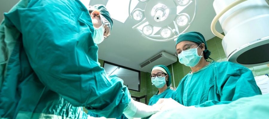 Médicos trabajando en un quirófano Médicos trabajando en un quirófano