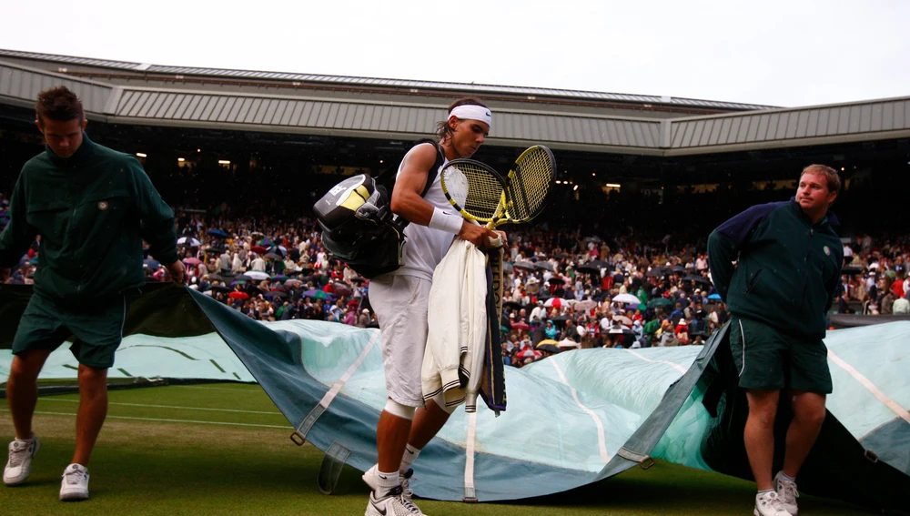 Nadal se retira de la pista por la lluvia en la final de Wimbledon 2008