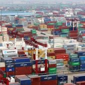Multitud de contenedores en el puerto de Qingdao (China).
