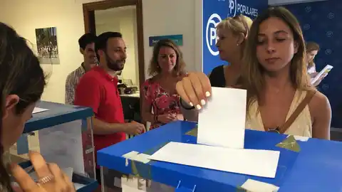 Afiliados y dirigentes del Partido Popular ejercen su voto en Castellón. PRIMARIAS PP