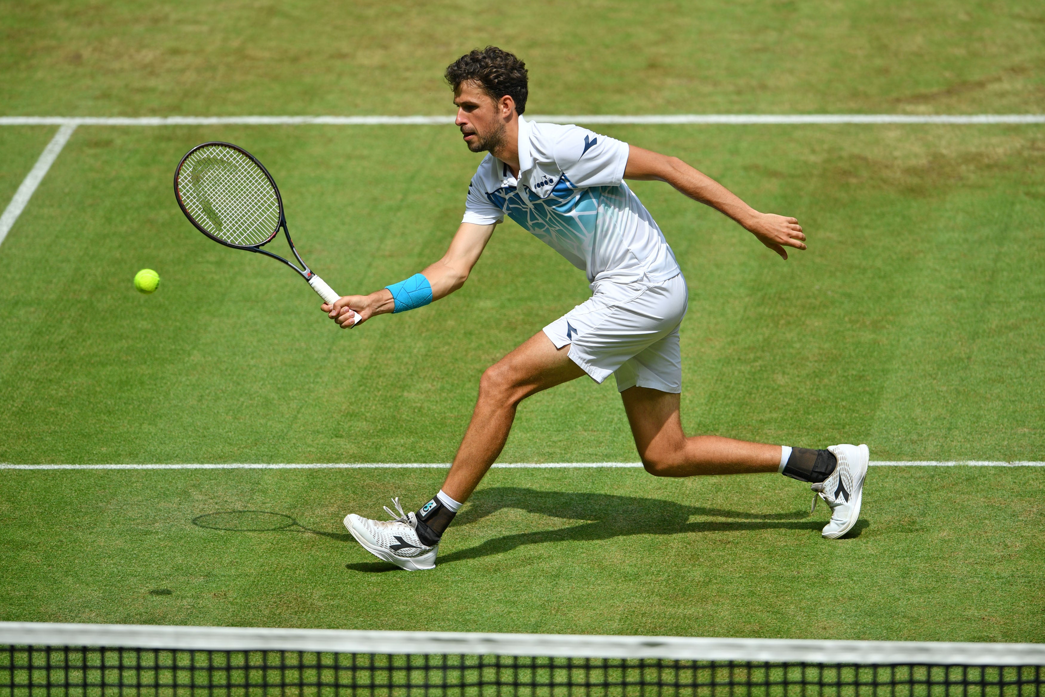 La divertida reacción de un niño tras recibir como regalo la zapatilla de Robin Haase en Wimbledon La divertida reacción de un niño tras recibir como regalo la zapatilla de Robin Haase en Wimbledon
