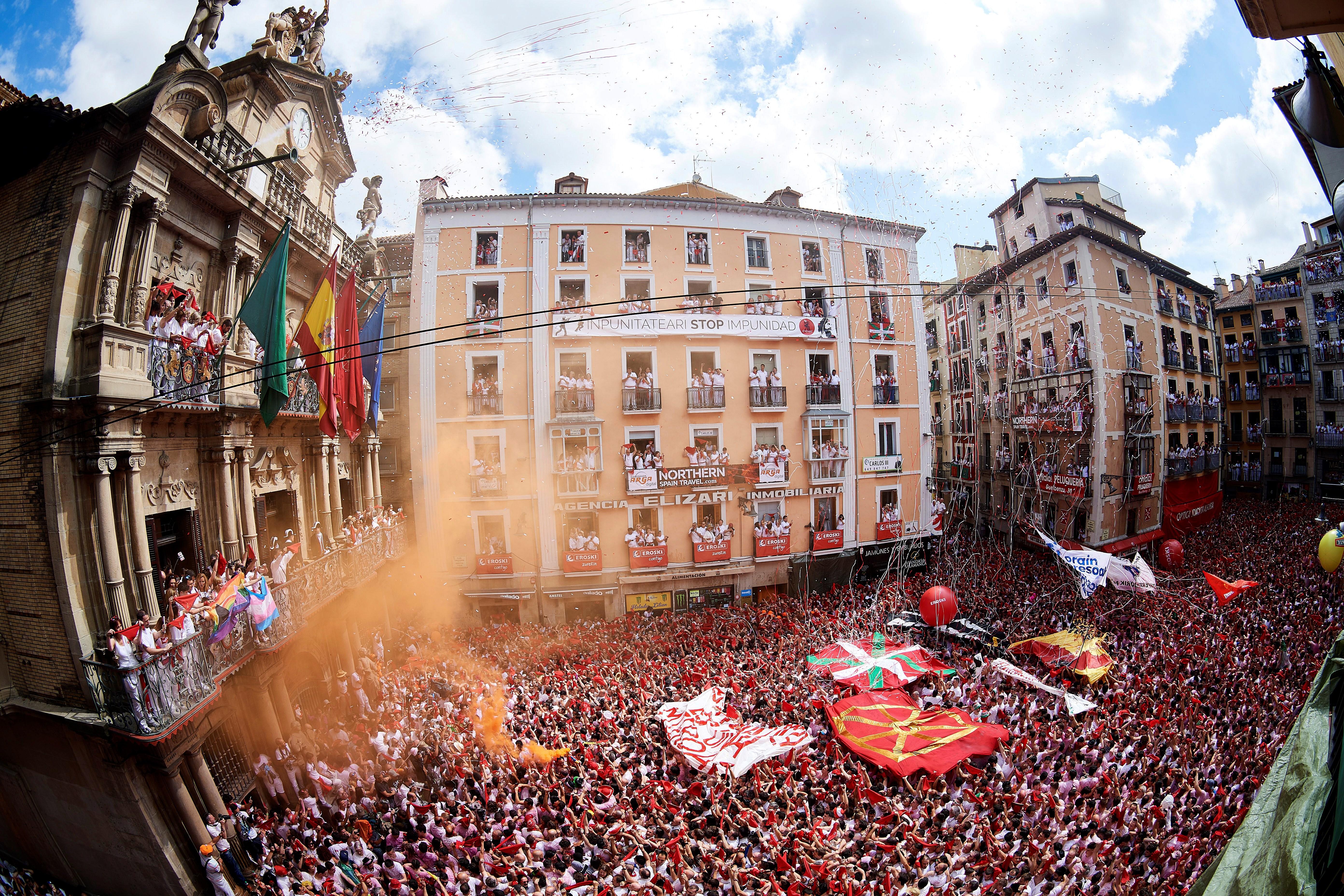 El chupinazo de San Fermín 2018 da inicio a 204 horas de fiesta ininterrumpidas El chupinazo de San Fermín 2018 da inicio a 204 horas de fiesta ininterrumpidas