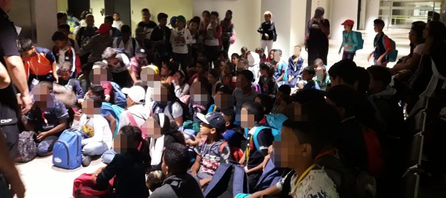 Los niños de acogida en su llegada al aeropuerto de Alicante-Elche Los niños de acogida en su llegada al aeropuerto de Alicante-Elche