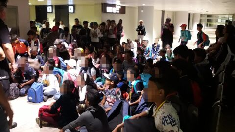 Los ni&ntilde;os de acogida en su llegada al aeropuerto de Alicante-Elche